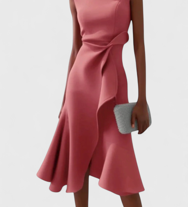 Claudia Midi je asymetrickým drapováním, elegantní