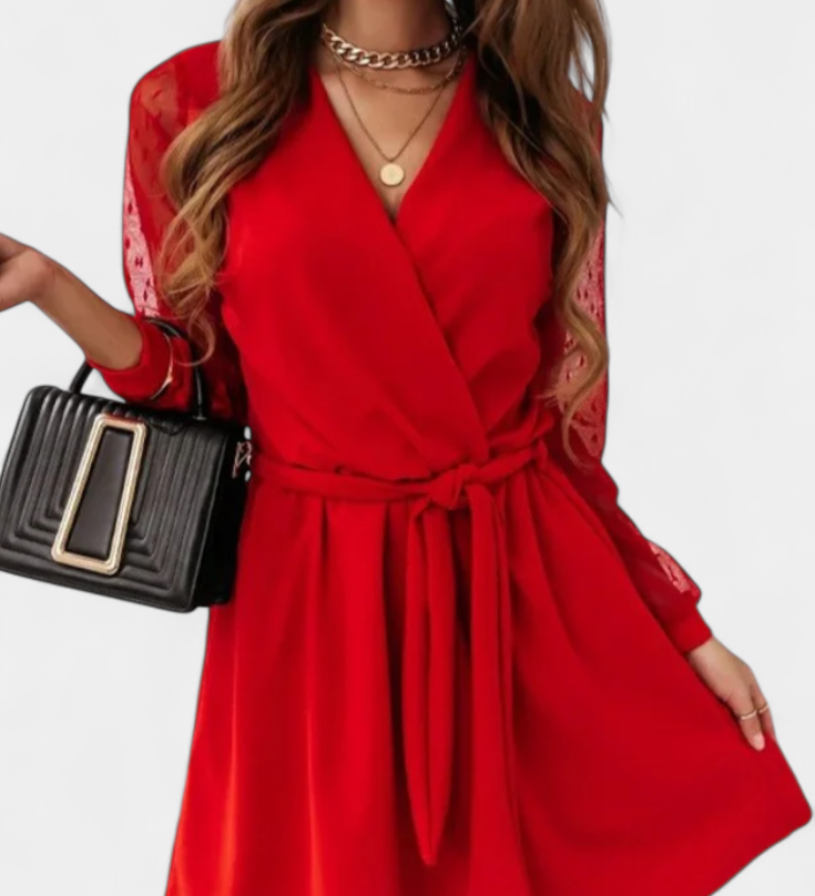 Kalendář elegantní minišaty se sofistikovaným výstřihem a lichotivou siluetou