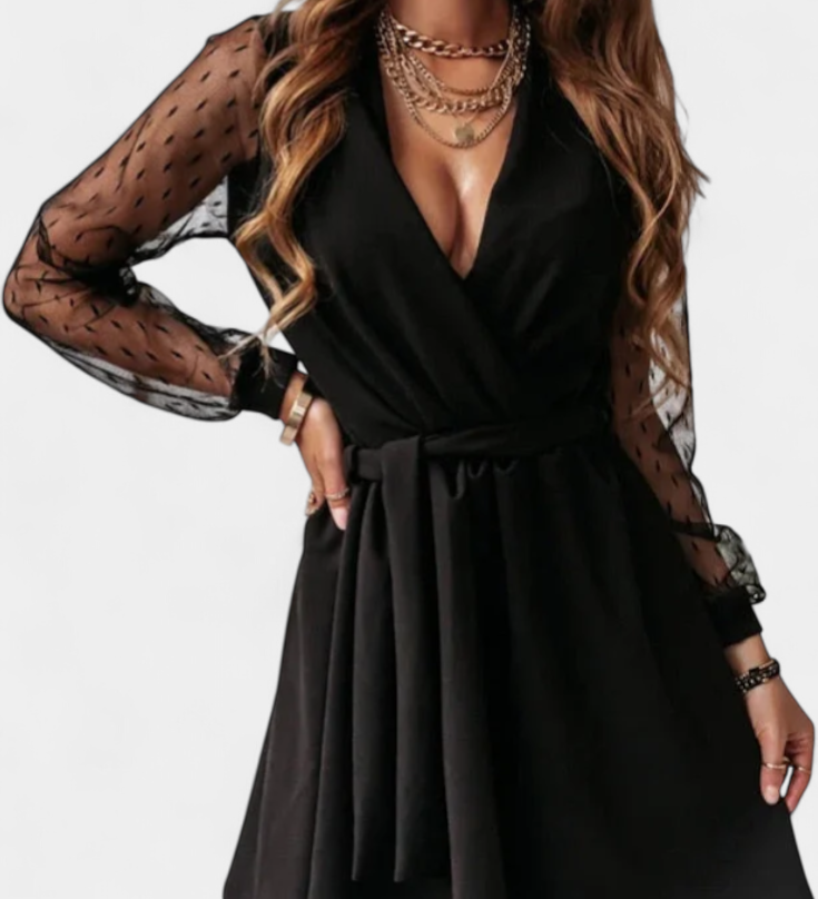 Kalendář elegantní minišaty se sofistikovaným výstřihem a lichotivou siluetou